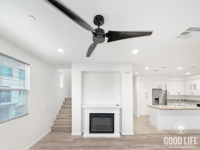 Foto del edificio - Fully Renovated 2BR/2.5BA Anaheim Home w/ 2-Car Attached Garage, Balcony, Pool & In-Unit Laundry