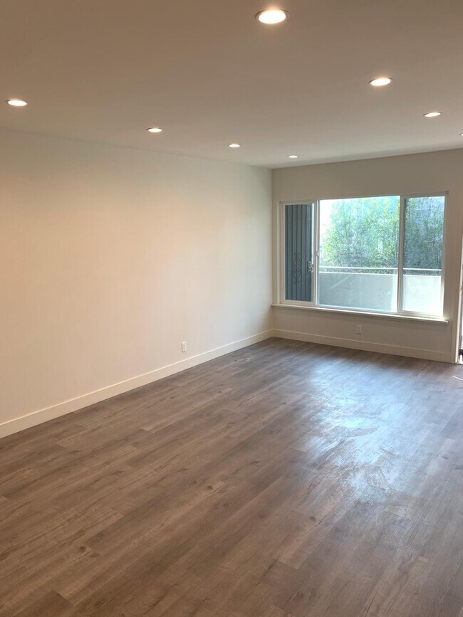 Building Photo - 1000 N Orange Grove Ave