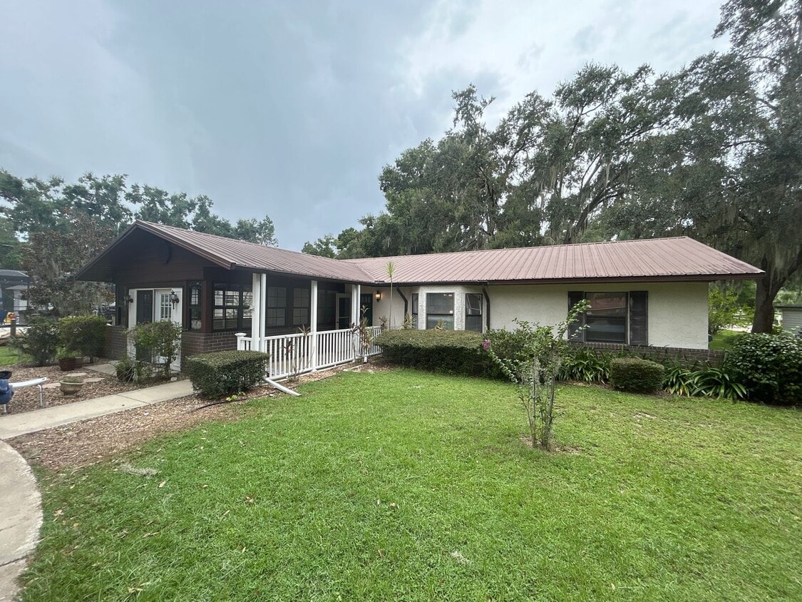 Primary Photo - Beautiful 3 Bedroom Home Just Steps from L...