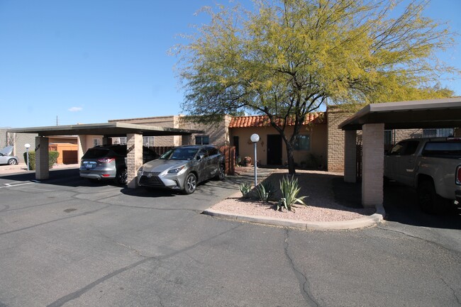 Building Photo - 918 N Pantano Rd