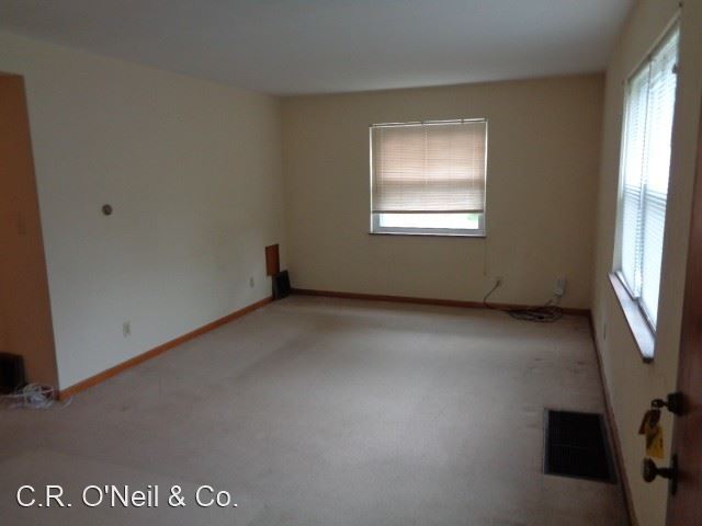 Building Photo - 105 Village Dr
