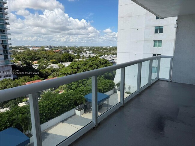 Foto del edificio - 1871 NW S River Dr