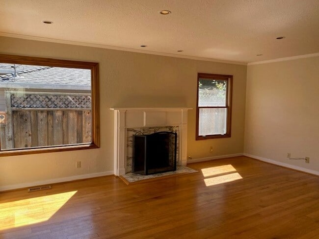 Building Photo - Charming home in great location