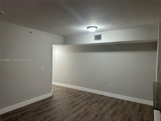 Foto del edificio - 2520 Centergate Dr