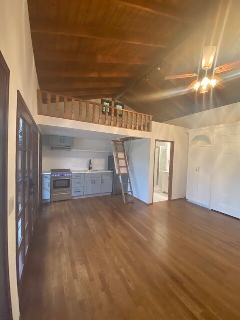 Encantadores suelos de madera noble, techos abovedados de madera y altillo. - 836 S Genesee Ave