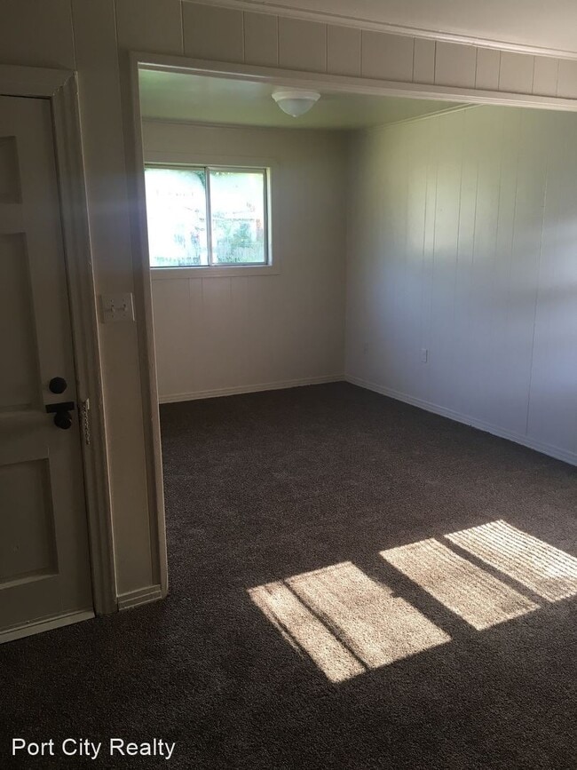 Building Photo - 3 br, 1 bath House - 617 W 66th St.