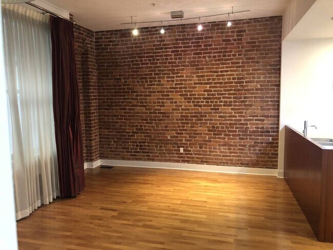 Foto del edificio - The Landmark at Union Square. One Bedroom....