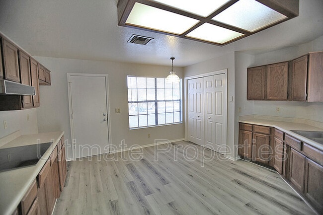 Building Photo - 7719 W Dreyfus Dr