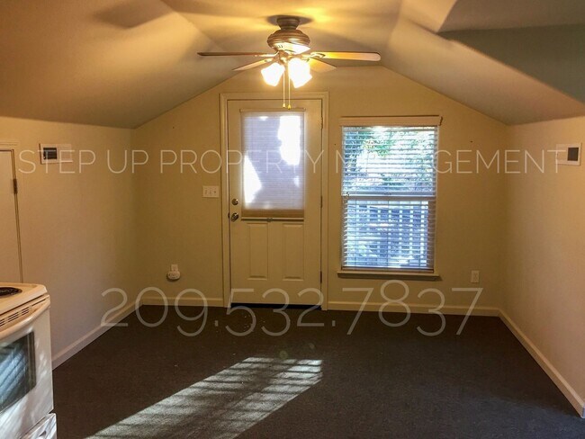Building Photo - Conveniently located 1 Bed, 1 Bath Apartme...