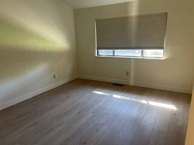 Foto del edificio - Vacaville single story home with3 car garage.