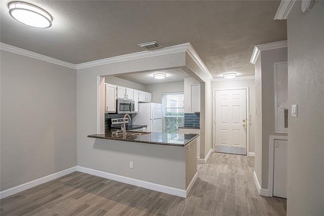 Foto del edificio - 2428 Forest Brook Ln