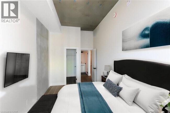 Building Photo - 169 James St S