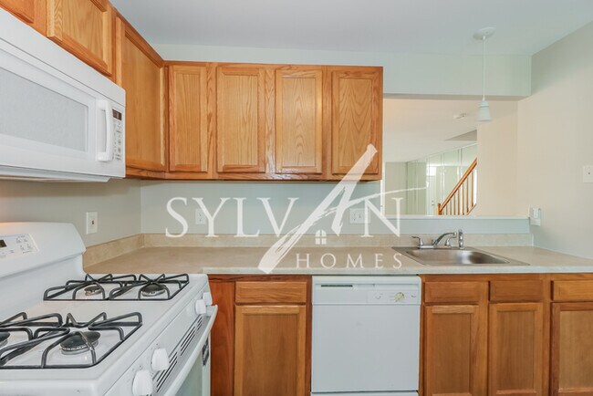 Building Photo - Gorgeous end unit townhome!