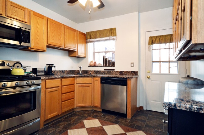 Building Photo - 1054 W Winona St
