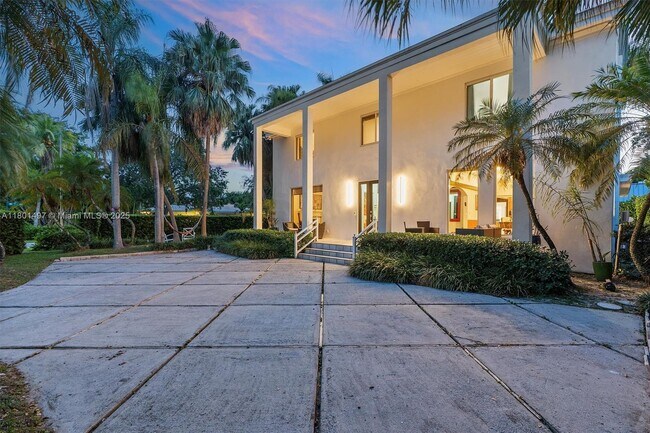 Foto del edificio - 9200 N Bayshore Dr