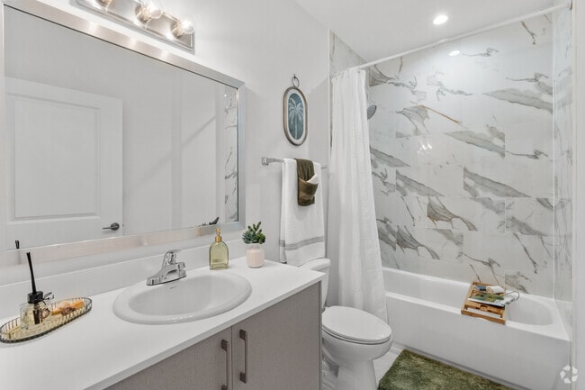 2BR, 2BA - 890SF - Bathroom - Flamingo Village