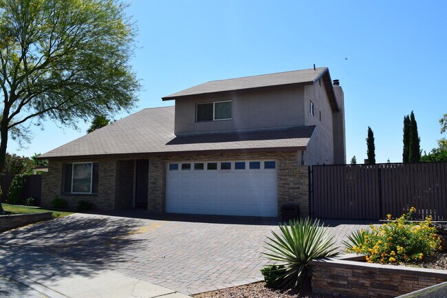 Building Photo - 1325 W Lobo Ave