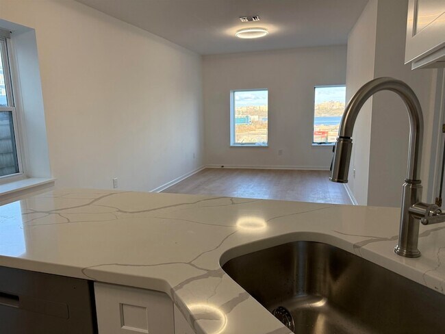Foto del edificio - 9007 Riverside Pl