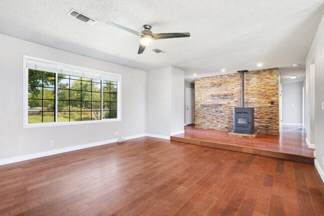 Foto del edificio - Beautiful Home w/ Panoramic Views!!  (Lake...