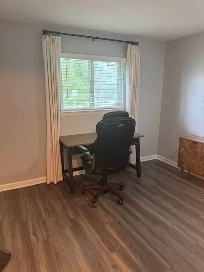 Espacio de oficina en la segunda habitación. - 3983 N Quail Ln