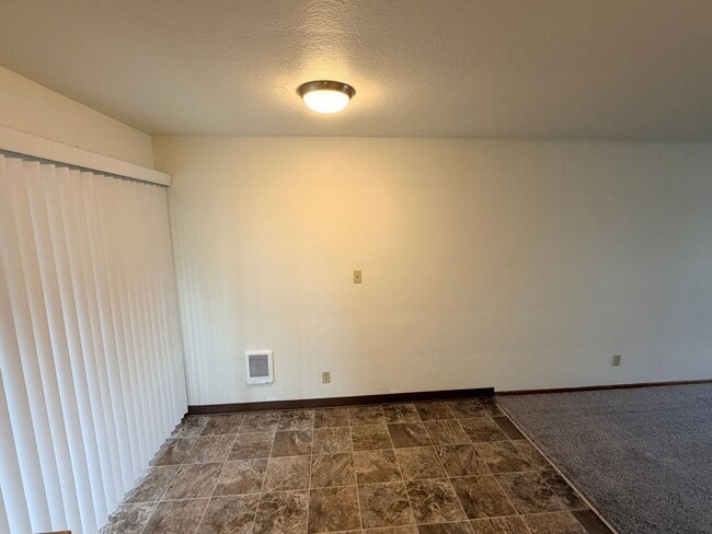 Building Photo - Two Bedroom Flat in North Salem