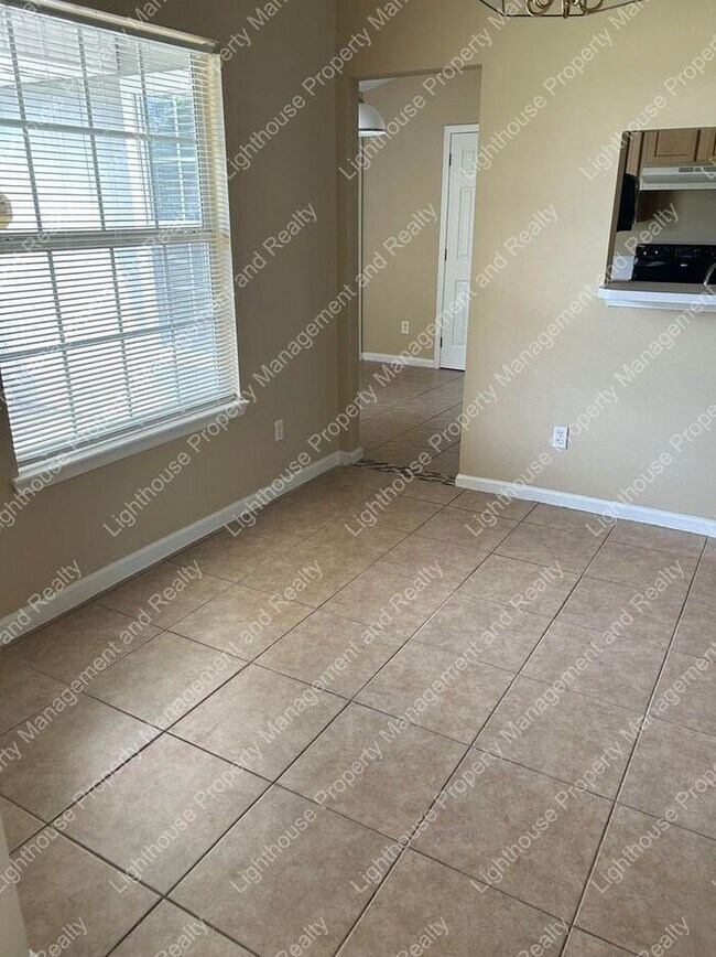 Building Photo - Beautiful Home Just Minutes to NAS JAX & 2...