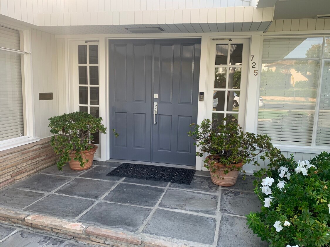 FRONT ENTRY - 725 Alma Real Dr