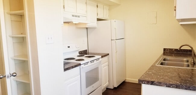 Building Photo - Royal Oaks of Pearland