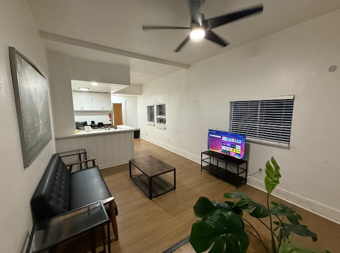 Foto principal - 304 E 4th St