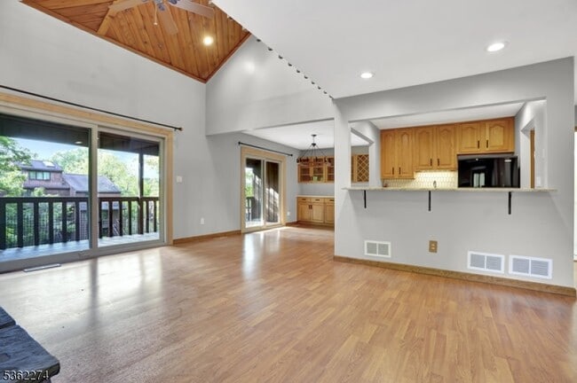 Building Photo - 6 Village Way