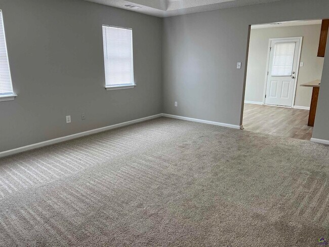 Foto del edificio - 215 Haverhill Cir