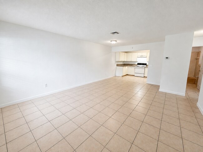 Foto del edificio - 3881 Riverside Dr