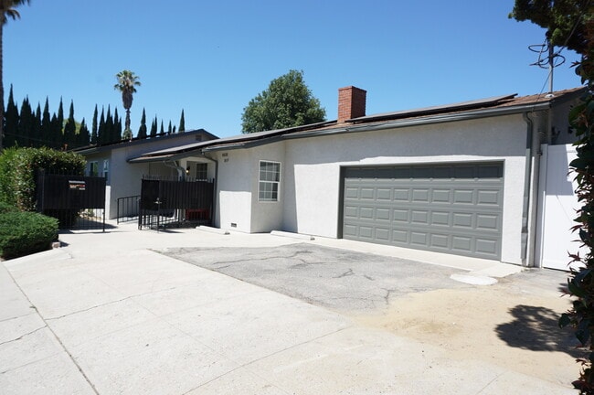 Building Photo - 8533 Woodley Ave