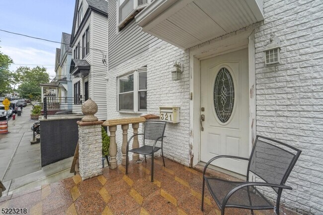 Foto del edificio - 321 Van Nostrand Ave