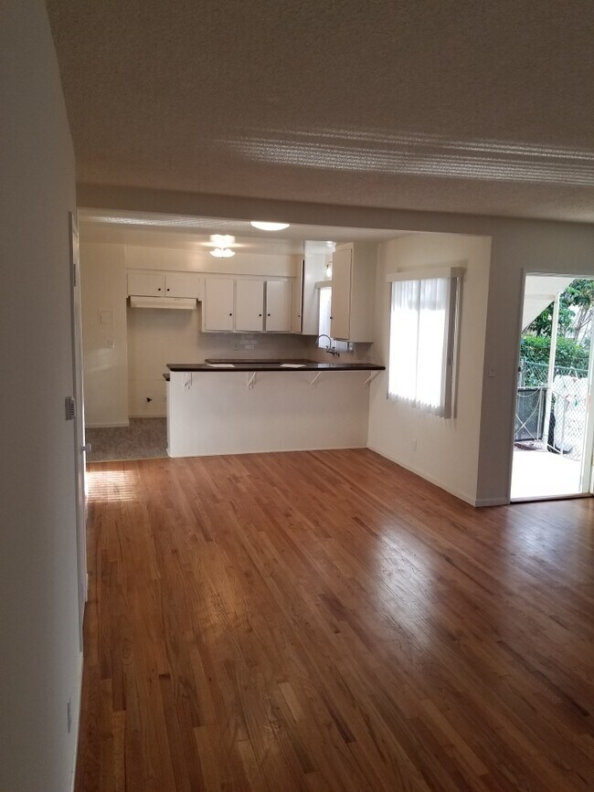 Large dining/living area - 1148 Western Ave