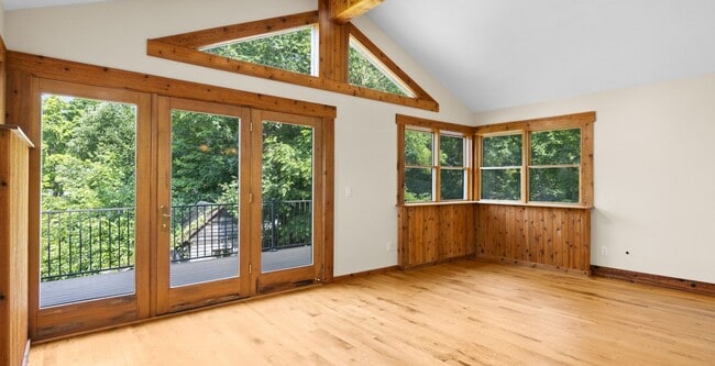 Building Photo - 3-Bedroom Home with Peekaboo Views of Silv...