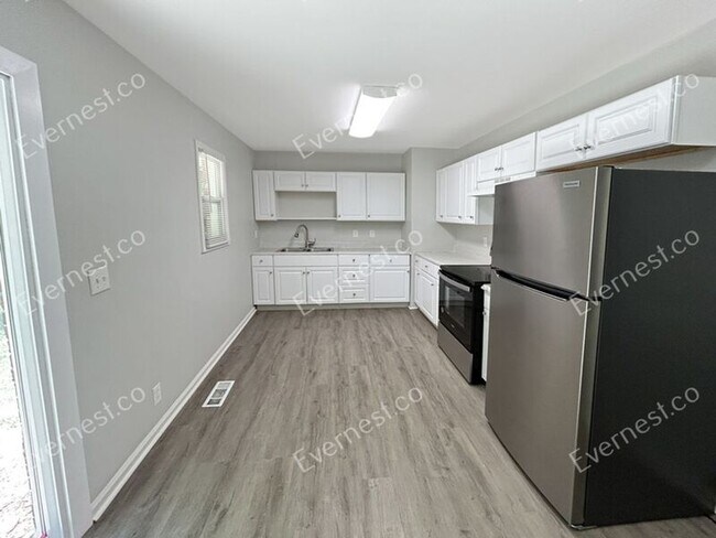 Foto del edificio - 2463 Montezuma Cir