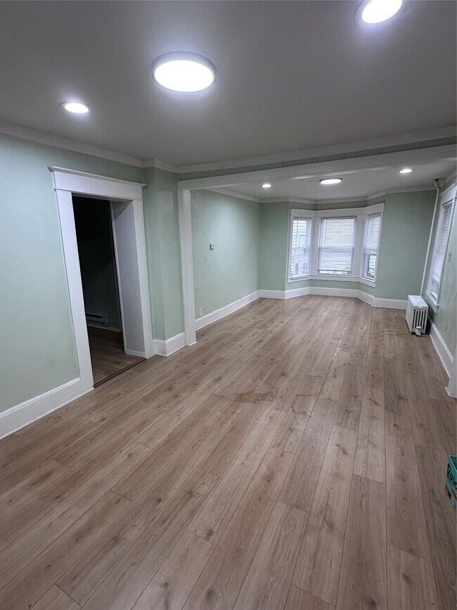 Building Photo - 302 Squires Ave