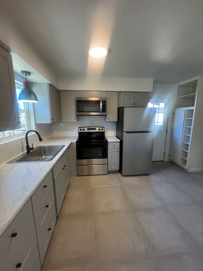 Foto del edificio - NEWLY RENOVATED 2 BED/1 BATH - MODERN COMF...
