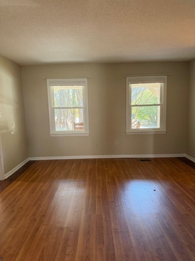 Building Photo - 3 Bedroom/2 Bathroom - Close to SJAFB, Shopping, Restaurants!