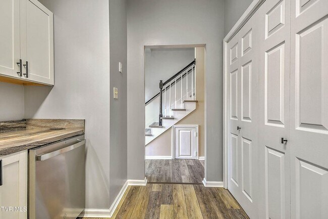 Foto del edificio - 2 Bedroom 1.5 Bath Townhome for Rent