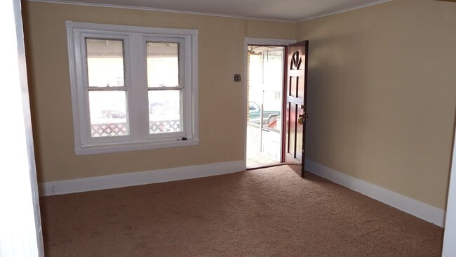 Building Photo - 324 Iona Ave