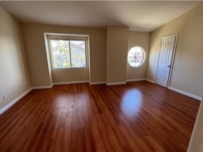 Building Photo - Valley Circle Townhomes