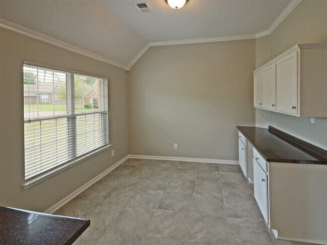 Building Photo - 3 Bed, 2 bath with over 2000 sq feet near Riverdale and Stateline Rd