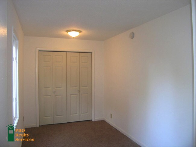 Building Photo - 423 NE Taylor St