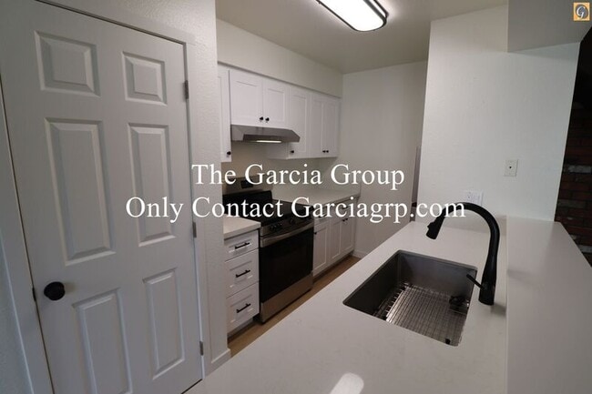 Building Photo - 1488 NE Paropa Ct