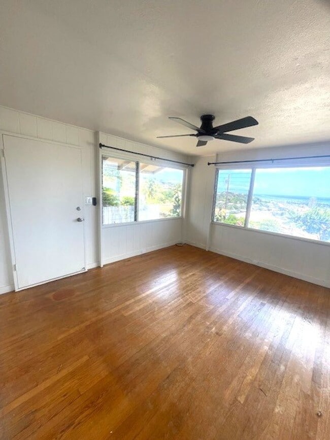 Building Photo - 3 Bedroom / 1 Bath home in Kaimuki