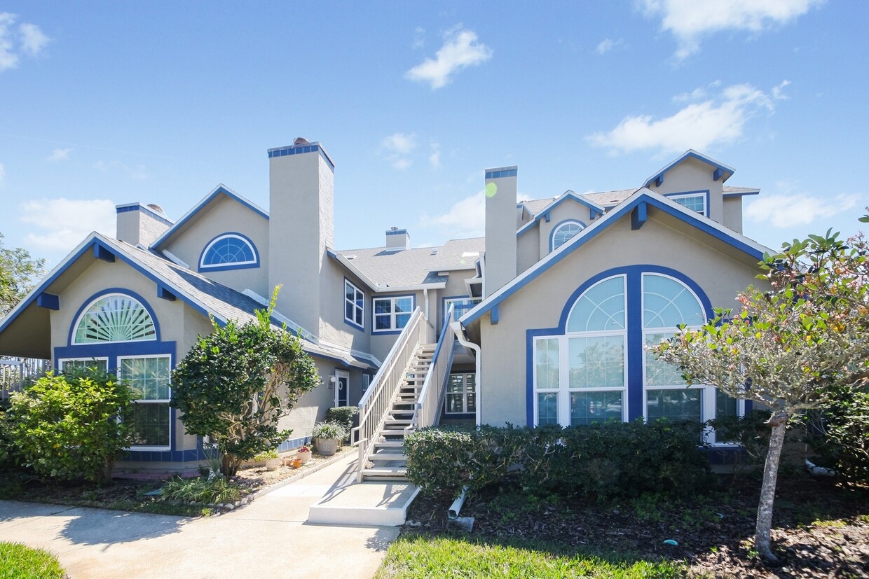 Foto principal - Remodeled beach condo steps away from the ...