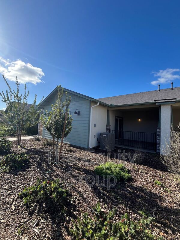 Building Photo - 510 S Summit St