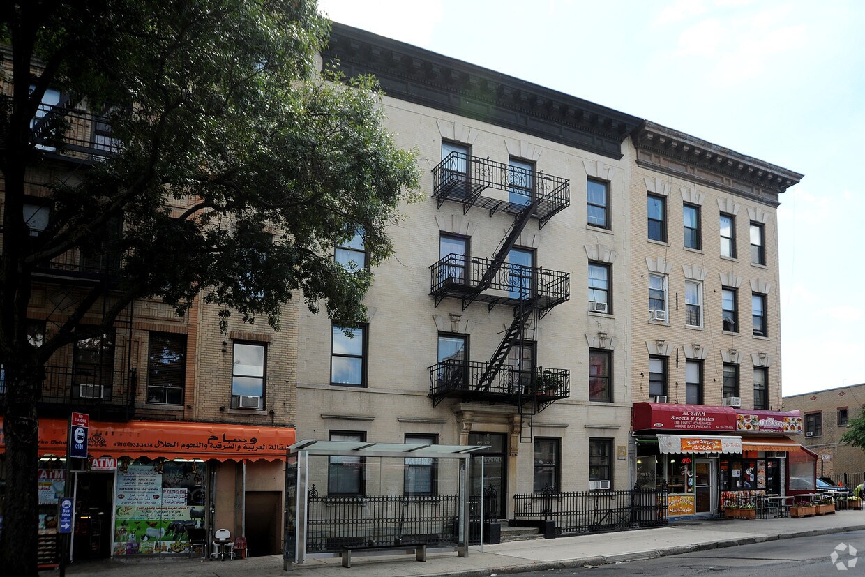 Building Photo - 2435 Steinway St